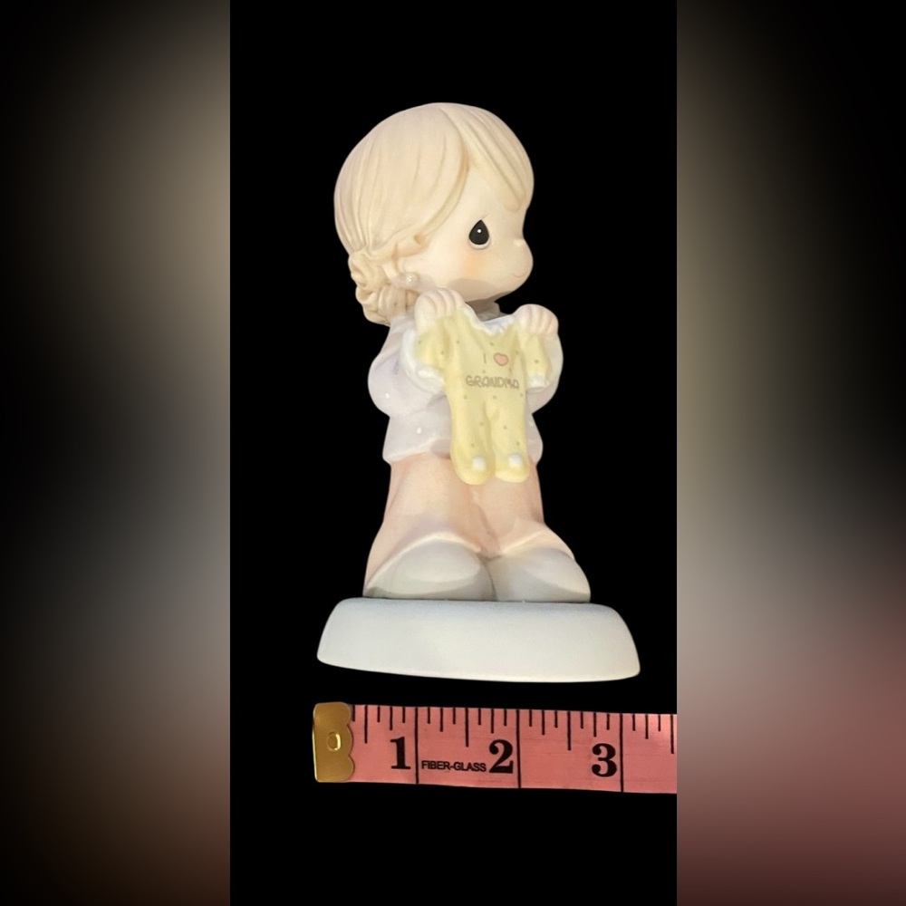 Precious Moments Figurine “A Grandma’s Love Is One Size Fits All” - Picture 7 of 10